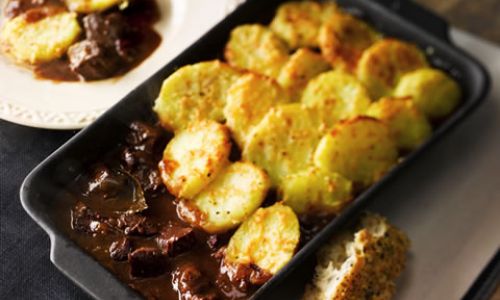 BEEF CASSEROLE WITH SLICED POTATO TOPPING